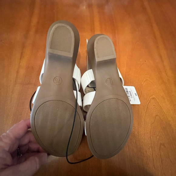 Women’s sz 7.5 M East 5 th Elsie White box is damaged will ship in generic box - Picture 3 of 3